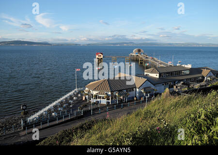 Blick auf Mumbles Pier und Rettungsboot Station auf der Halbinsel Gower Swansea Bay in South Wales UK KATHY DEWITT Stockfoto