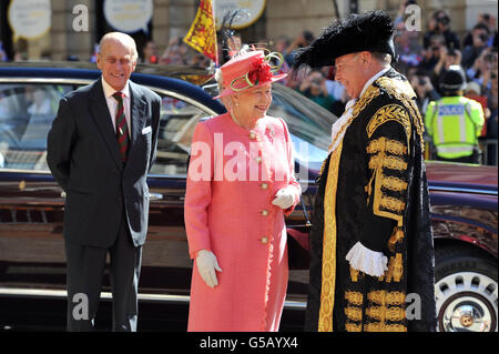 Königin Elizabeth II. Und der Herzog von Edinburgh werden vom Oberbürgermeister von Birmingham Stadtrat John Lines begrüßt, als sie am Victoria Square in Birmingham ankommen. Stockfoto