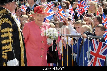 Königin Elizabeth II begrüßt Schüler am Victoria Square, Birmingham, in Begleitung des Bürgermeisters von Birmingham, Ratsmitglied John Lines. Stockfoto