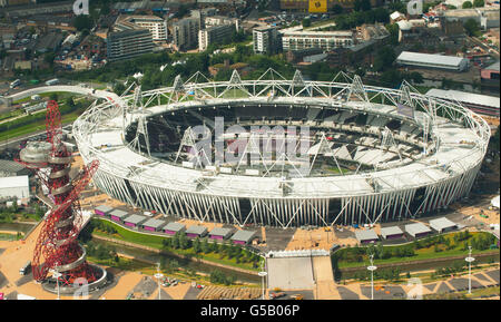 Luftaufnahme des Olympiaparks in Stratford, Ost-London, zeigt das Olympiastadion und den ArcelorMittal Orbit. Stockfoto