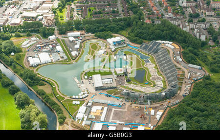 Luftaufnahme des Lee Valley White Water Center in London, Austragungsort der Olympischen Wildwasserveranstaltungen. Stockfoto