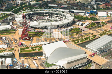 Luftaufnahme des Olympiaparks in Stratford, Ost-London, mit dem Olympiastadion (oben), dem ArcelorMittal Orbit, dem Aquatic Centre und der Waterpolo Arena (rechts). Stockfoto