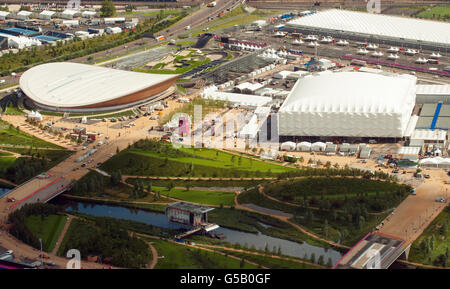 Luftaufnahme des Olympic Park, in Stratford, Ost-London, mit dem Velodrome (links) und der Basketballarena. Stockfoto