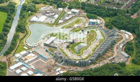 Luftaufnahme des Lee Valley White Water Center in London, Austragungsort der Olympischen Wildwasserveranstaltungen. Stockfoto