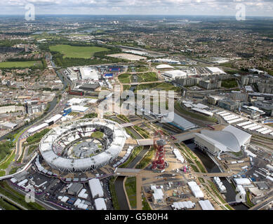 Luftaufnahme des Olympiaparks, in Stratford, Ost-London, mit dem Olympiastadion, dem ArcelorMittal Orbit, Das Aquatic Center (unten rechts), das Athlete's Village (rechts), die Basketballarena und das Velodrome (beide oben rechts). Stockfoto