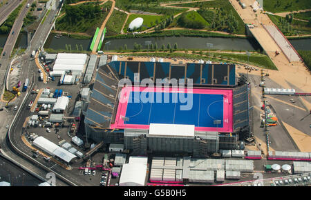 Luftaufnahme des Olympic Park, in Stratford, Ost-London, zeigt die olympische Hockey-Arena. Stockfoto