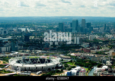 Luftaufnahme des Olympic Park, in Stratford, Ost-London, zeigt das Olympiastadion und einen Blick auf das Zentrum von London. Stockfoto