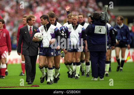 Fußball - FA Cup Finale - Liverpool gegen Sunderland - Wembley Stadium. Sunderland-Manager Malcolm Crosby (im Anzug) führt sein Team mit Kapitän Paul Bracewell (im Ballbesitz) an der Front aus. Stockfoto