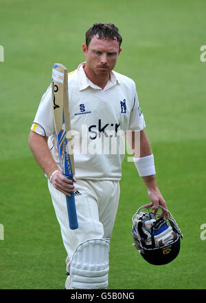 Cricket - LV= County Championship - Division One - Day One Warwickshire / Sussex - Edgbaston. Ian Bell von Warwickshire wirkt niedergeschlagen, nachdem er für 57 Uhr draußen war, gefangen von Sussex's Chris Nash beim Bowling von Steve Magoffin Stockfoto