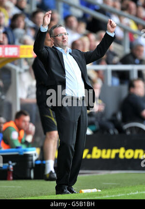 Fußball - vor der Saison freundlich - Burton Albion gegen Aston Villa XI - Pirelli Stadium. Paul Lambert, der neue Manager der Aston Villa, beobachtet sein Team während eines Vorsaison-Freunds im Pirelli Stadium, Burton-upon-Trent. Stockfoto