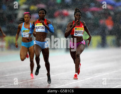 Botswanas Amantle Montsho (links) und Großbritanniens Christine Ohuruogu während der 400 Meter der Frauen beim Aviva London Grand Prix im Crystal Palace, London. Stockfoto