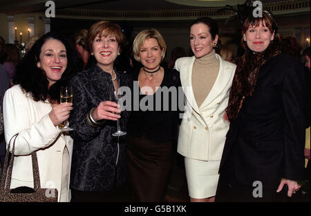 Schauspielerinnen (L-R) Lesley Joseph, Lynda Bellingham, TV-Moderatorin Penny Smith und Schauspielerin Lorraine Chase bei der Lady Taverners Spring Into Spring Fashion Show im Dorchester Hotel in London. Stockfoto