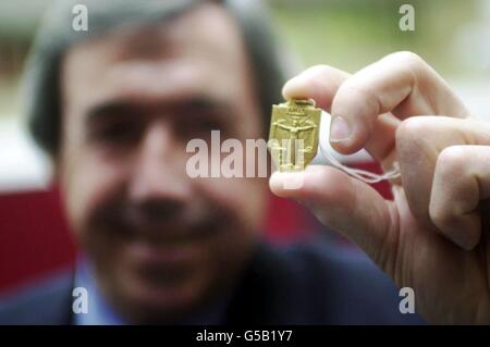 Ex-England-Torwart Gordon Banks, hält seine WM-Siegermedaille 1966 bei einer Fotozelle in Christie's South Kensington, die den Höhepunkt eines bevorstehenden Verkaufs im Auktionshaus von Fußball-Erinnerungsstücken am 23/03/01 bildet Stockfoto