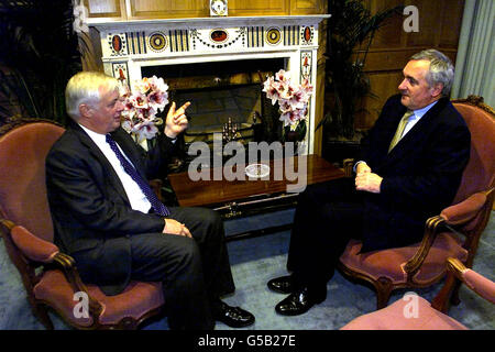 Irische Premierministerin Bertie Ahern (rechts) bei Gesprächen mit EU-Kommissar für Auswärtige Angelegenheiten, Chris Patten, bei Regierungsgebäuden in Dublin. Stockfoto