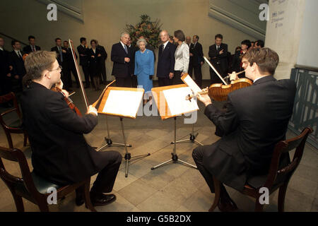 Der deutsche Botschafter in London, Dr. Hans-Fredich von Ploetz (Mitte links), spricht mit der britischen Königin Elizabeth II. Und dem deutschen Bundespräsidenten Johnnes Rau mit Frau Christina, während er dem Orcestrial Acadamy der Berliner Philharmoniker zuhört, * ... bei ihrem Besuch in der Nationalgalerie, um die Gemälde des 'Spirit of Age' aus dem 19. Jahrhundert aus der Nationalgalerie, Berlin zu sehen. . Stockfoto