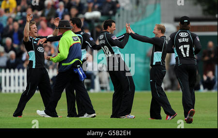 Matthew Spriegel (Center) von Surrey Lions feiert mit Gareth Batty (2. Rechts) nach der Auszeit von Michael Lumb von Nottinghamshire Outlaws. Stockfoto