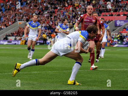 Rugby League - Stobart Super League - Warrington Wolves gegen Huddersfield Giants - Halliwell Jones Stadium. Brett Hodgson von Warrington Wolves geht rüber, um einen Versuch zu machen Stockfoto