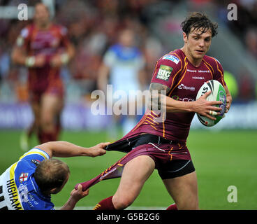 Warrington Wolves' Micky Higham greift Scott Grix von Huddersfield Giants an Stockfoto