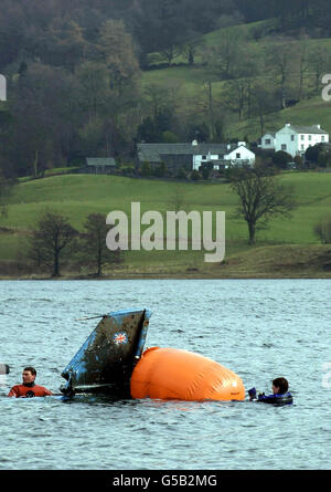 Bluebird wird aus dem Wasser gehoben. Stockfoto