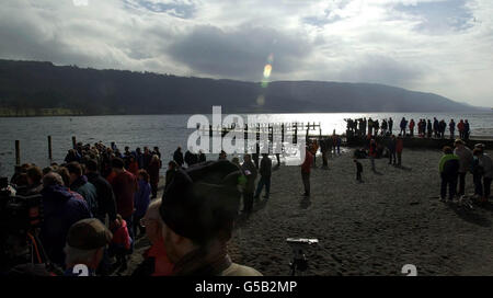 Menschenmassen säumen das Ufer, während das Wrack von Donald Campbells Jet-powered Boot Bluebird im Lake District an das Ufer von Coniston Water gebracht wird, inmitten einer Operation zur Erhöhung des Bootes. *... Campbells Bluebird-Wasserflugzeug stürzte im Januar 1967 bei Coniston Water ab, als er versuchte, einen Geschwindigkeitsrekord im Wasser zu brechen. Stockfoto