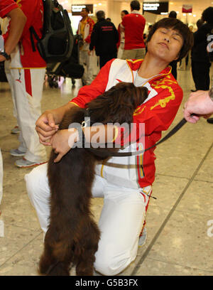 Olympia - chinesische Olympiamannschaft ankommen - Heathrow Flughafen Stockfoto