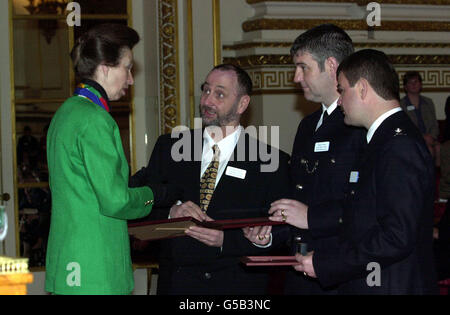 NSPCC-Projektmanager Stephen Landy (Mitte), Officer Andrew Brown (2. Von rechts) und Principal Officer Paul Wright (rechts) erhalten den Lord Woolf Award für ihre Arbeit bei HMP Wandsworth von der Princess Royal. *... bei einer besonderen Zeremonie im Rahmen der Butler Trust Awards im Buckingham Palace in London Stockfoto