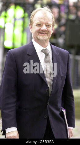 Außenminister Robin Cook kommt am Great West Tor der Westminster Abbey zum Commonwealth Observationstag an. *...Mehr als 1,000 Schüler aus den Commonwealth-Ländern kamen zur Queen, dem Herzog von Edinburgh, Premierminister Tony Blair und anderen Würdenträgern in der Abtei im Zentrum von London zum jährlichen multireligiösen, multikulturellen Gottesdienst. Stockfoto