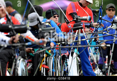 Der britische Paul Browne (Mitte) in Aktion während des para Archery International Tournament & Test Events in der Royal Artillery Barracks, London. Stockfoto