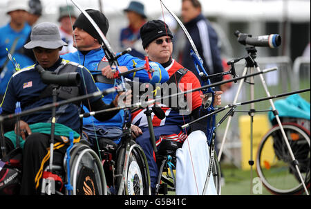 Der britische Paul Browne (rechts) in Aktion während des para Archery International Tournament & Test Events in der Royal Artillery Barracks, London. Stockfoto