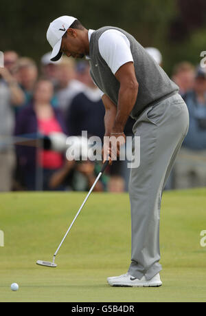 USA's Tiger Woods Putts auf den 2. Während Tag drei der 2012 Open Championship im Royal Lytham & St. Annes Golf Club, Lytham & St Annes. Stockfoto