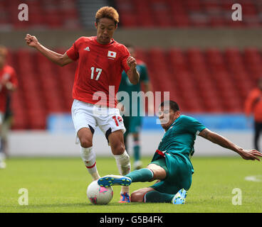 Fußball - unter 23 Internationale Freundschaften - Japan - Mexiko - City Ground. Der japanische Hiroshi Kiyotake und der mexikanische Carlos Salcido kämpfen um den Ball Stockfoto