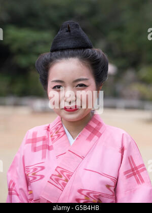 Okinawan Französin mit traditionellen Frisur und tragen Sommer Yukata im historischen Dorf Ryukyu Mura Stockfoto