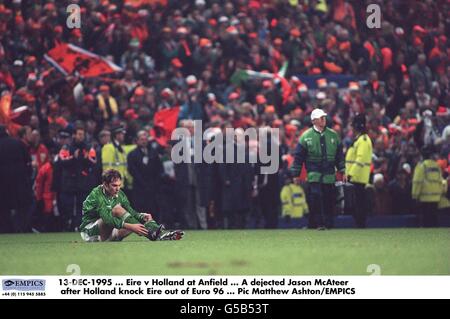 13-DEZ-1995. Irland / Holland in Anfield. Ein niedergeschlagen Jason McAteer, nachdem Holland Irland aus der Euro 96 herausgeschlagen hatte Stockfoto