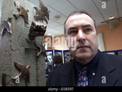 Sinn Fein Vorsitzender Mitchell McLaughlin bei der Eröffnung der Ausstellung "Hungerstreik" in Belfast. Foyle MLA Herr McLaughlin wird Gespräche mit der SDLP über eine Wahlstrategie bei den bevorstehenden Wahlen zum Westminister aufnehmen. Stockfoto