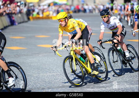 Bradley Wiggins von Sky Pro Racing (gelbes Trikot) aus Großbritannien, gefolgt von Teamkollege Mark Cavendish, während der 20. Etappe zwischen Brambouillet und Paris, Frankreich. Stockfoto