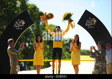 Radfahren - Tour de France 2012 - Etappe 20 - Rambouillet - Paris. Bradley Wiggins von Sky Pro Racing aus Großbritannien feiert auf dem Siegerpodest nach dem Gewinn der Tour de France 2012 in Paris. Stockfoto