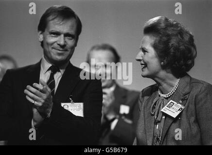 Premierministerin Margaret Thatcher mit Jeffrey Archer, stellvertretender Vorsitzender der konservativen Partei auf dem Parteitag von 1986 in Bournemouth. Stockfoto