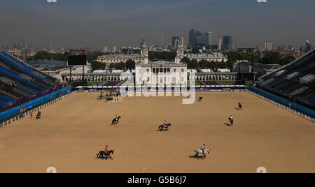 Olympische Spiele In London - Aktivitäten Vor Den Spielen - Mittwoch. Pferde und Reiter machen einen Spaziergang durch die Dressurarenen während der Reiturningsession im Greenwich Park, London. Stockfoto