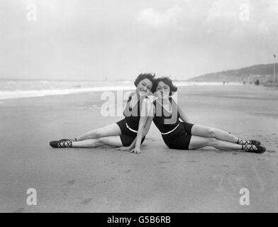 Die Dolly Sisters, die Zwillinge Roszika (Rosie) und Janszieka (Jenny) Deutsch posieren am Strand von Deauville in Frankreich. Stockfoto