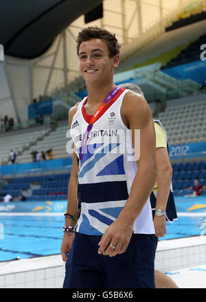 Olympische Spiele in London - Wettbewerbe vor den Spielen - Weds. Der britische Tom Daley geht während einer Trainingseinheit im Aquatic Centre, Olympic Park, London, zum Pool. Stockfoto