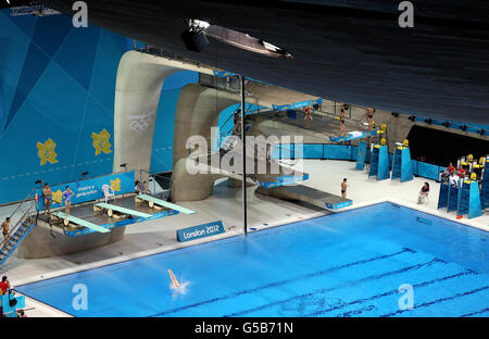 Ein Blick von der obersten Sitzebene der Tribüne, der alle Tauchplattformen mit Ausnahme der Spitze des 10-Meter-Platfoms während eines Trainings im Aquatics Center, Olympic Park, London, zeigt. Stockfoto