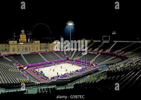 Die amtierenden Olympiasieger Todd Rodgers und Phil Dalhausser der USA spielen ein Trainingsspiel gegen Jake Gibb und Sean Rosenthaul aus den USA während einer Trainingseinheit auf dem Center Court in der Beach Volleyball Arena bei der Horse Guards Parade im Zentrum von London. Stockfoto