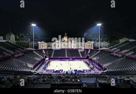 Die amtierenden Olympiasieger Todd Rodgers und Phil Dalhausser der USA spielen ein Trainingsspiel gegen Jake Gibb und Sean Rosenthaul aus den USA während einer Trainingseinheit auf dem Center Court in der Beach Volleyball Arena bei der Horse Guards Parade im Zentrum von London. Stockfoto