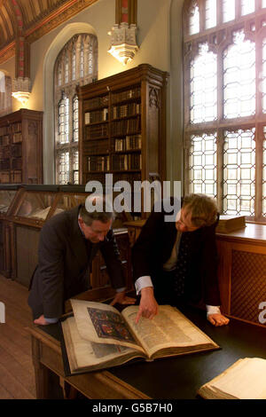 Dr. Christopher de Hamel zeigt die wichtigsten illuminierten Manuskripte des Prinzen von Wales. Die Manuskripte sind Teil einer Sammlung, die während des Besuchs des Prinzen im Corpus Christi College in Cambridge im Wilkins Room der Parker Library aufbewahrt wird. Stockfoto