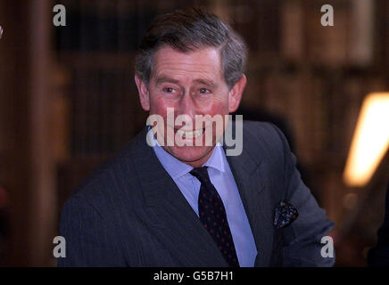 Der Prinz von Wales ist mit den wichtigsten illuminierten Manuskripten dargestellt. Die Manuskripte sind Teil einer Sammlung, die während des Besuchs des Prinzen im Corpus Christi College in Cambridge im Wilkins Room der Parker Library aufbewahrt wird. Stockfoto