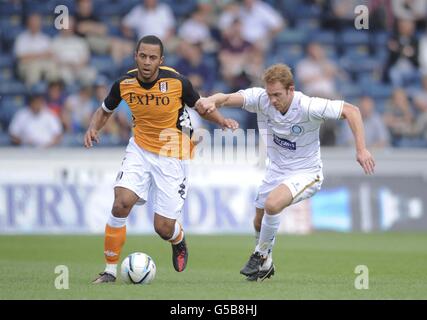 Fußball - vor der Saison freundlich - Wycombe Wanderers gegen Fulham - Adams Park. Fulhams Moussa Dembele wird von den Wycombe Wanderern Stuart Lewis herausgefordert Stockfoto