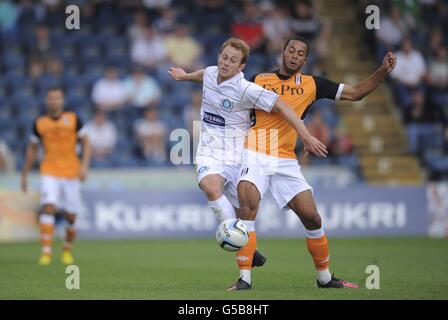 Fulhams Moussa Dembele wird von den Wycombe Wanderern Stuart Lewis herausgefordert Stockfoto