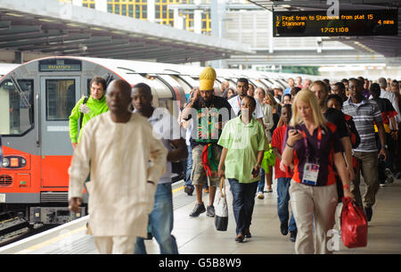 Olympische Spiele In London - Tag 1. Die Passagiere laufen auf einem Bahnsteig entlang, wenn sie am Bahnhof Stratford in der Nähe des Olympic Park im Osten Londons ankommen. Stockfoto