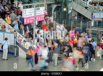 Olympische Spiele In London - Tag 1. Passagiere folgen der Beschilderung zum Olympic Park, wenn sie am Bahnhof Stratford im Osten Londons ankommen. Stockfoto
