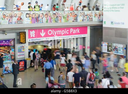 Olympische Spiele In London - Tag 1. Passagiere folgen der Beschilderung zum Olympic Park, wenn sie am Bahnhof Stratford im Osten Londons ankommen. Stockfoto